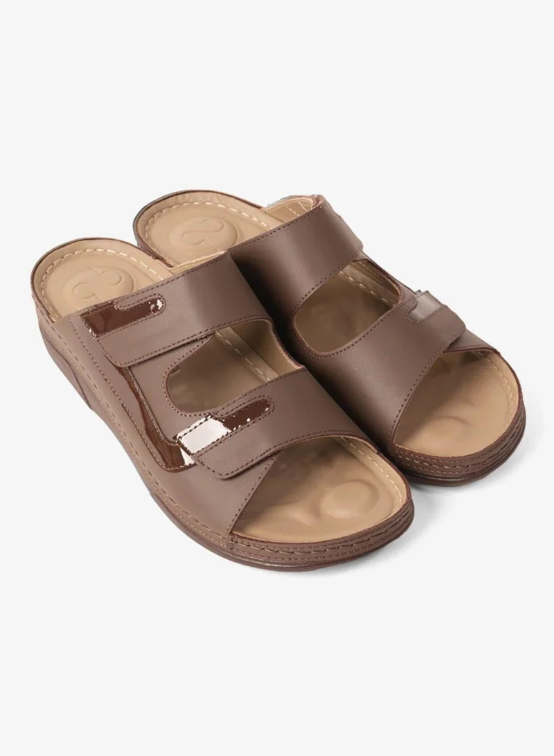 كومفورت بلس صنادل نسائية كومفورت بلس بتصميم أنيق وحزام قابل للتعديل بني